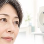 高齢女性と眼科の検査機器