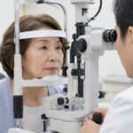 眼科で検査を受ける高齢女性