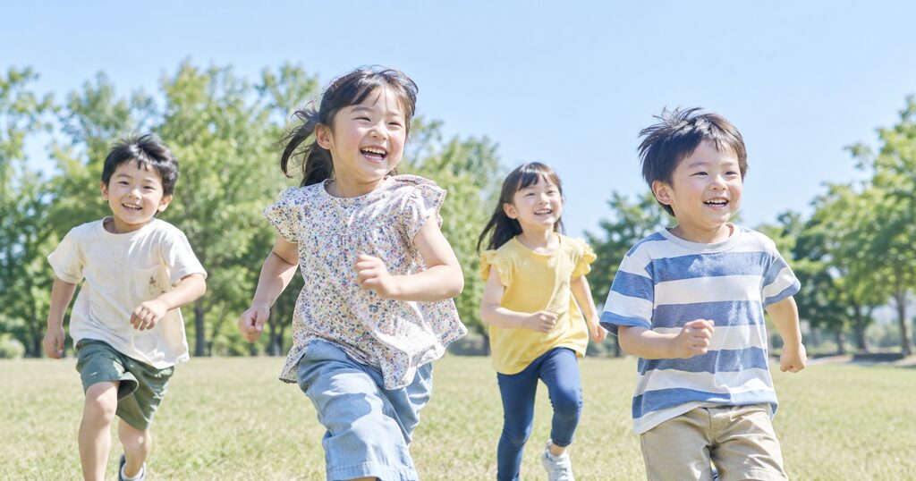 外で走り回る子どもたち