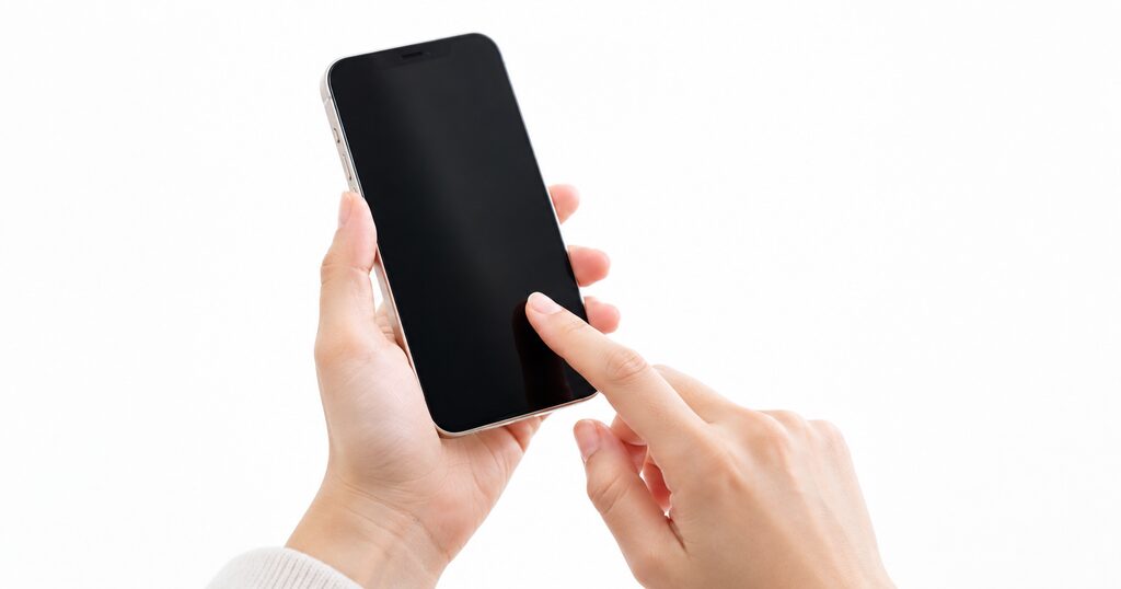 スマホを持つ手元