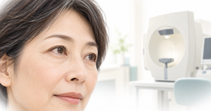 高齢女性と眼科の検査機器
