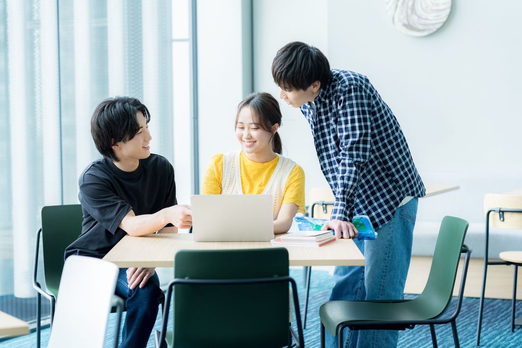テーブルに集まっている男女