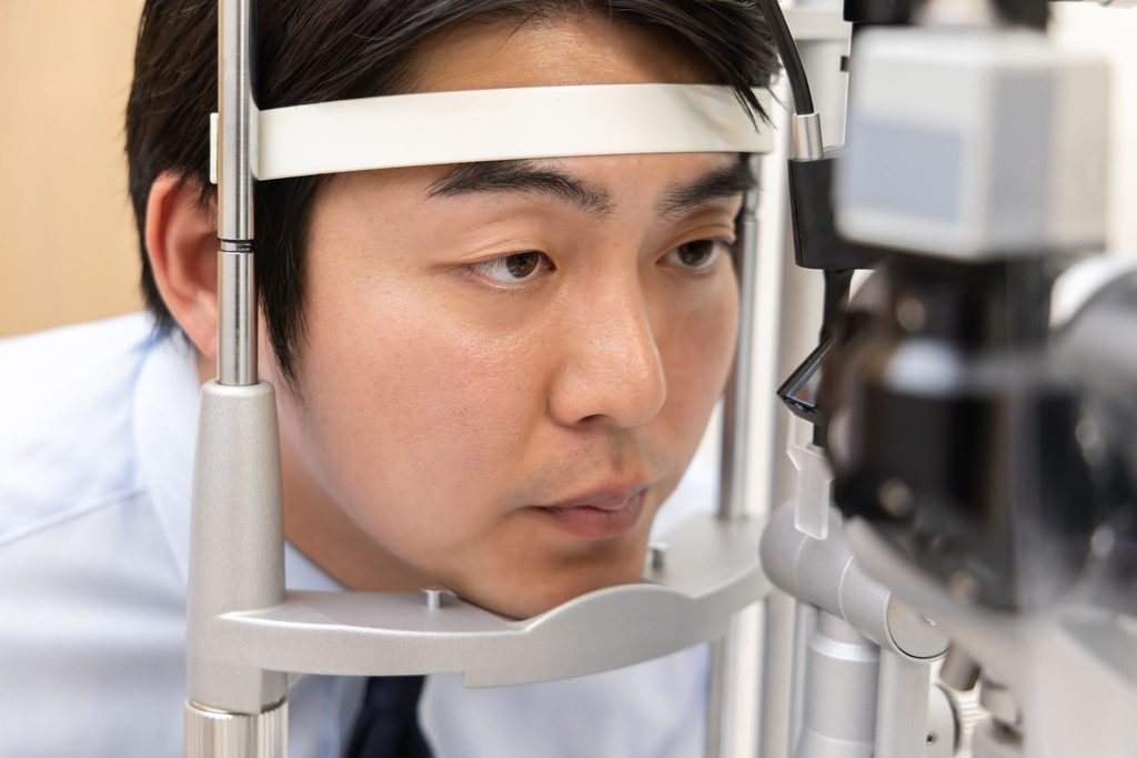 眼科検査を受けている男性