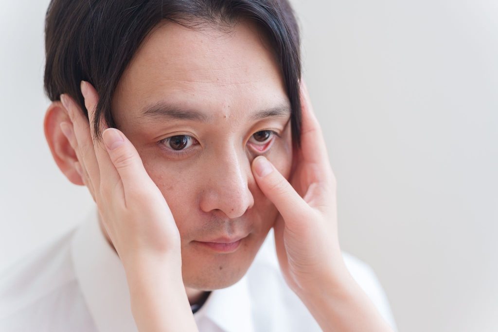 眼科で検査を受ける男性